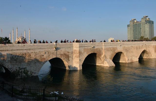 Seyhan Nehri'nde, suya atladığı öne sürülen kız aranıyor