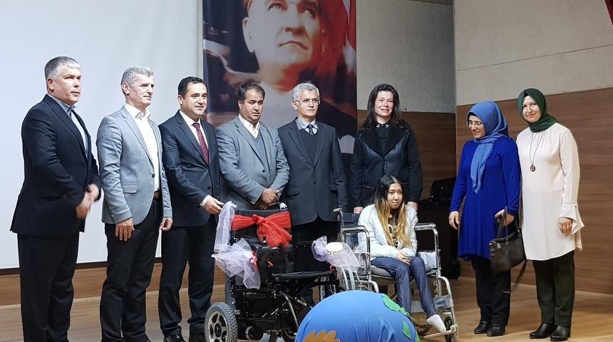 Lise öğrencilerinden akülü ve tekerlekli sandalye yardımı