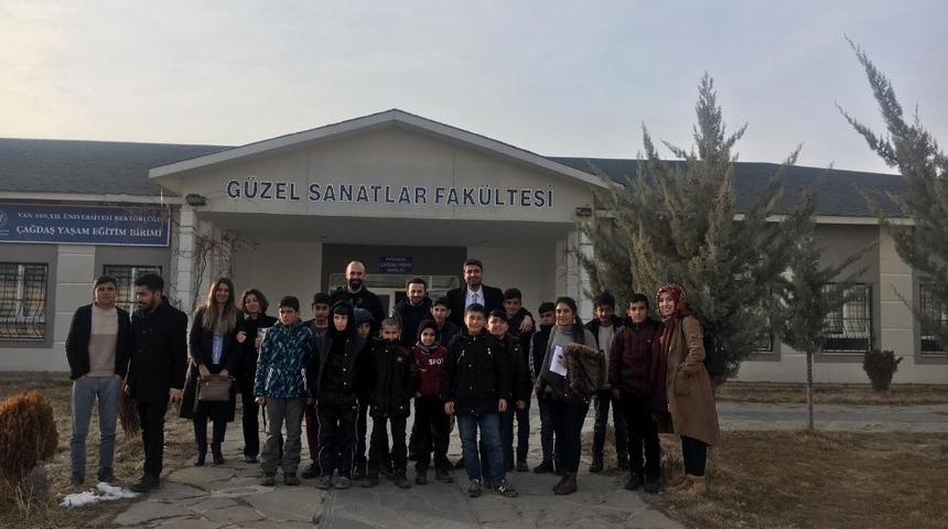 Akademisyenlerden sokakta çalıştırılan çocuklara destek