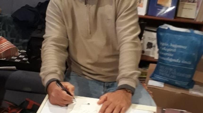 Şair Taşkın, kitap gelirini Mor &Ccedil;atı Kadın Sığınma Evi&rsquo;ne bağışladı