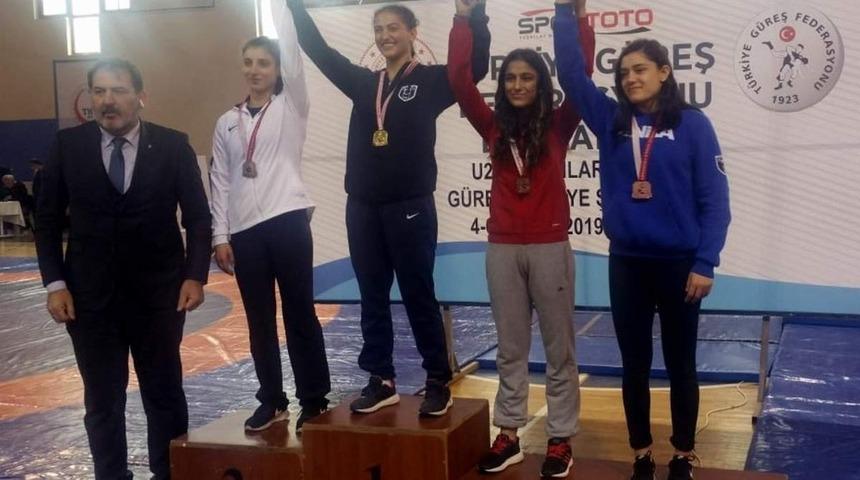 Siirtli kadın g&uuml;reş&ccedil;iler milli takıma davet edildi