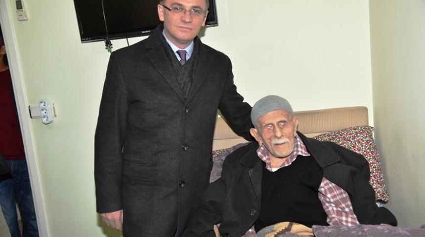 Patlamada d&uuml;nyasını kararttı