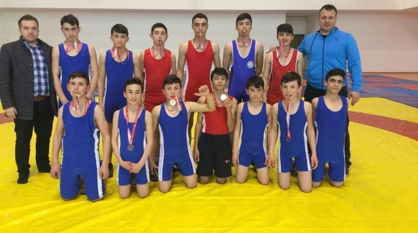 Manisa&rsquo;da g&uuml;reşte Selendi r&uuml;zgarı