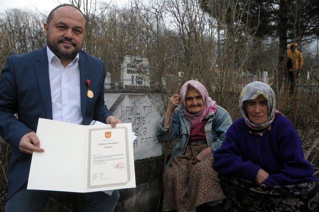 Dedesinin İstiklal Madalyası'nı 99 yıl sonra alıp, mezarına götürdü