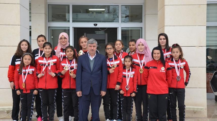 Köyceğiz Belediyespor bayan güreşçilerinden madalya yağmuru