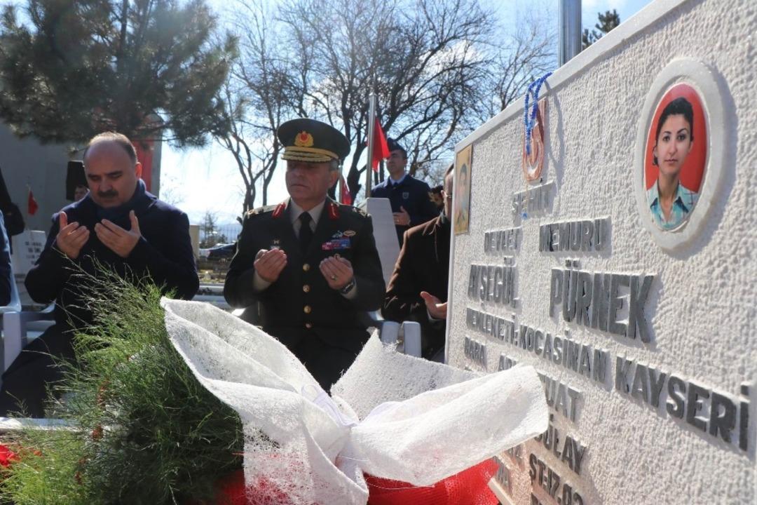 Şehit Ayşeg&uuml;l P&uuml;rnek kabri başında anıldı