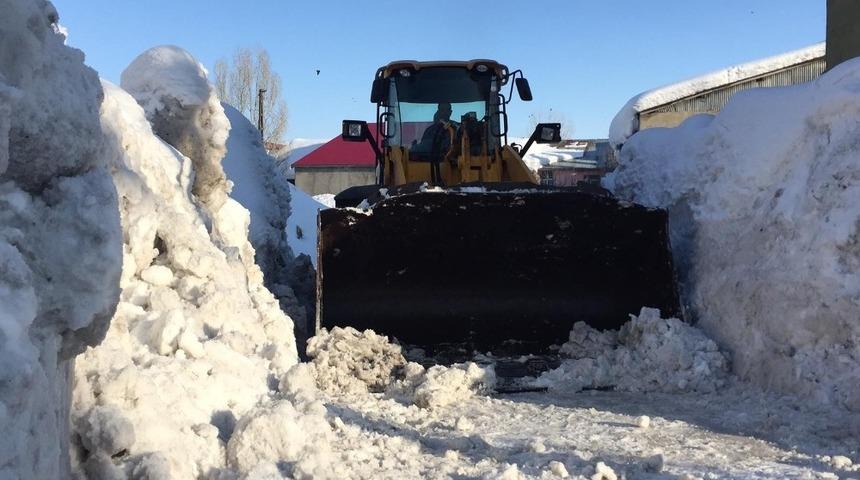 Bing&ouml;l&rsquo;de kar nedeniyle kapanan 150 k&ouml;y yolu ulaşıma a&ccedil;ıldı