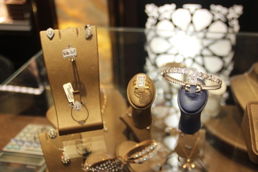 Sevgililer G&uuml;n&uuml;&rsquo;n&uuml;n en &ccedil;ok satılanı baget taşlı &uuml;r&uuml;nler oldu