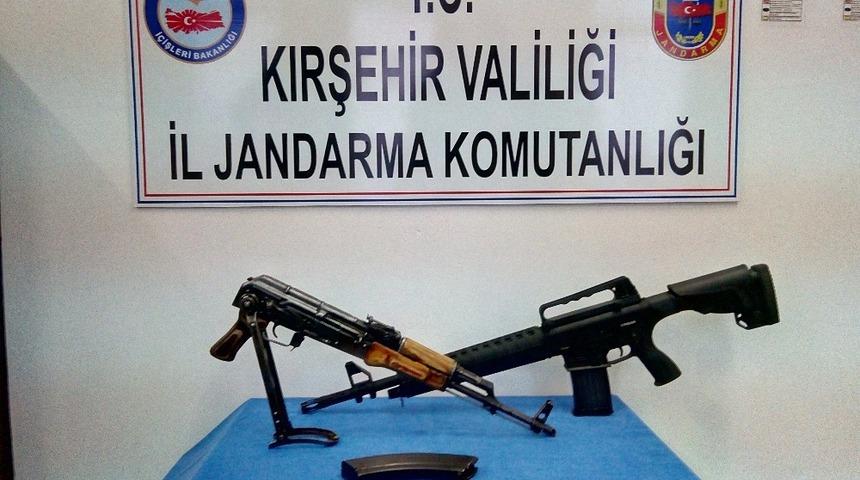 Ş&uuml;phe &uuml;zerine durdurulan ara&ccedil;ta kalaşnikof marka silah ele ge&ccedil;irildi
