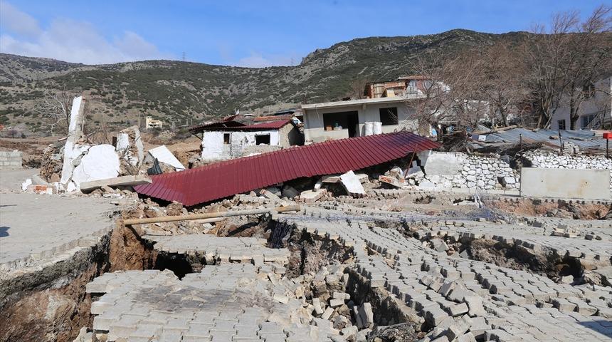 İzmir'de toprak kayması! Derin &ccedil;atlaklar oluştu, binalar tahliye ediliyor