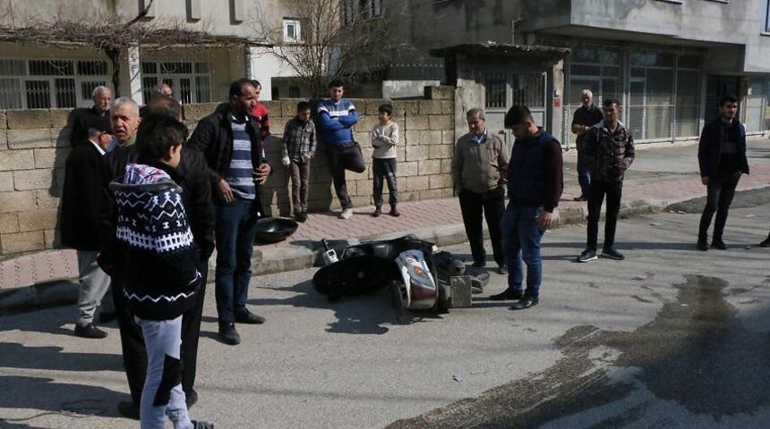 Otomobil ile motosiklet &ccedil;arpıştı