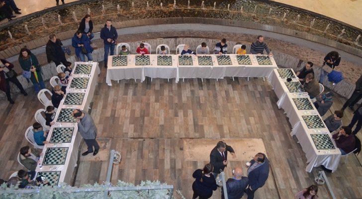 Dünyaca ünlü satranç ustası bir anda 20 kişiye karşı satranç oynadı G1