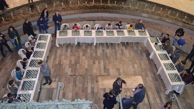 Dünyaca ünlü satranç ustası bir anda 20 kişiye karşı satranç oynadı