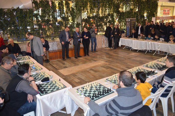 Dünyaca ünlü satranç ustası bir anda 20 kişiye karşı satranç oynadı G2