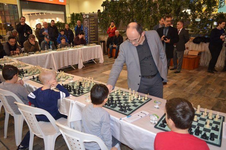 Dünyaca ünlü satranç ustası bir anda 20 kişiye karşı satranç oynadı G5
