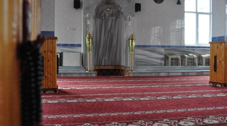 Kıblesi ters caminin imamı da ayrıldı