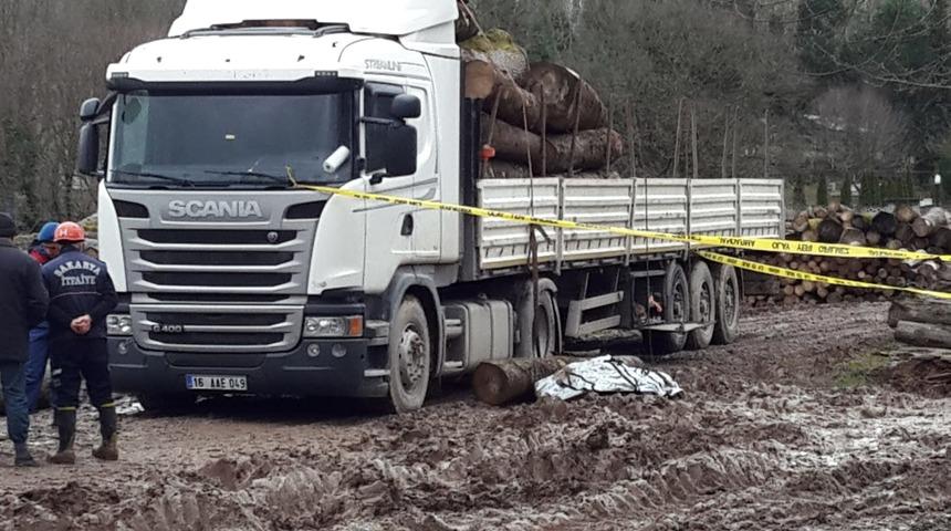 Sakarya'da bir kişi, TIR'dan yuvarlanan tomruğun altında kalarak öldü