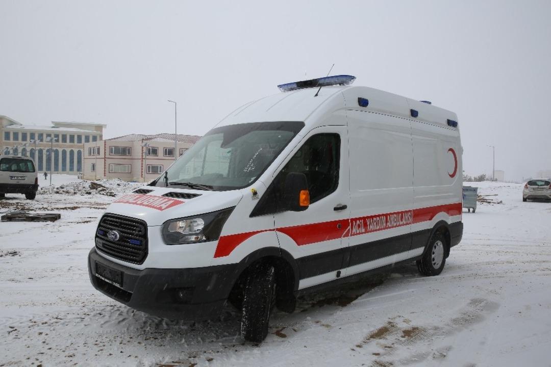 Bayburt &Uuml;niversitesi, sağlık eğitimini tam donanımlı ambulansla g&uuml;&ccedil;lendirdi