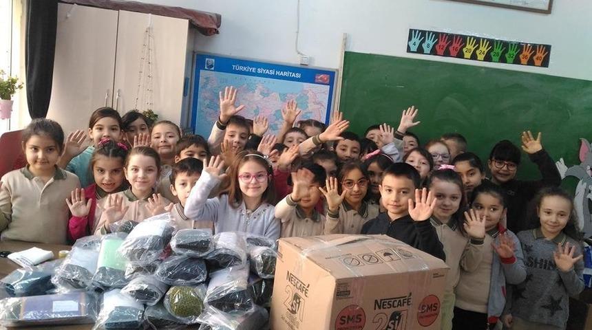 &Ouml;ğrencilerden Mehmet&ccedil;iklere sevgi k&ouml;pr&uuml;s&uuml;