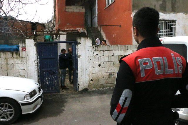 Kardeşini döverek evden attı 1