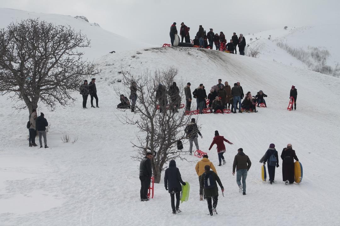 Akın akın gittiler! Kop Dağı'nda renkli g&ouml;r&uuml;nt&uuml;ler