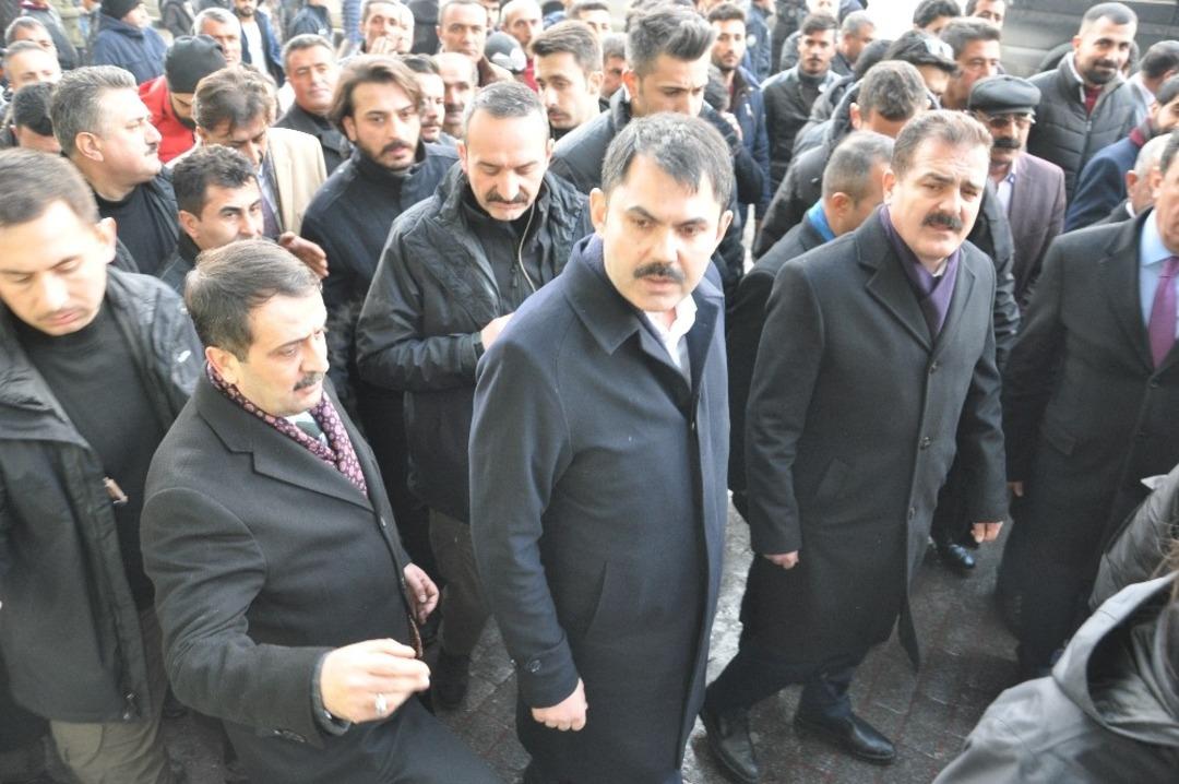 Bakan Kurum, Y&uuml;ksekova&rsquo;da esnaf ziyareti yaptı