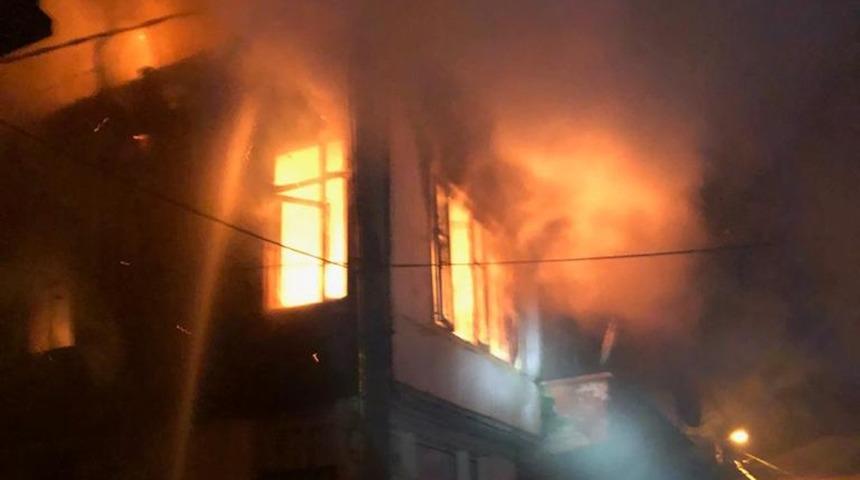 Marmara&rsquo;da ahşap bina yandı