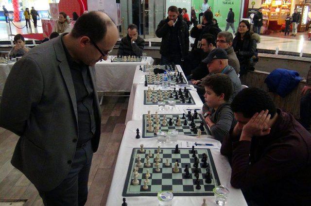 Satranç ustası Jevtiç, 20 kişiye karşı oynadı
