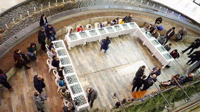 Satranç ustası Jevtiç, 20 kişiye karşı oynadı