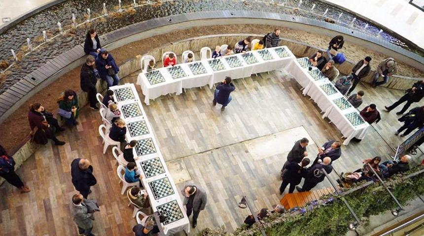 Satranç ustası Jevtiç, 20 kişiye karşı oynadı