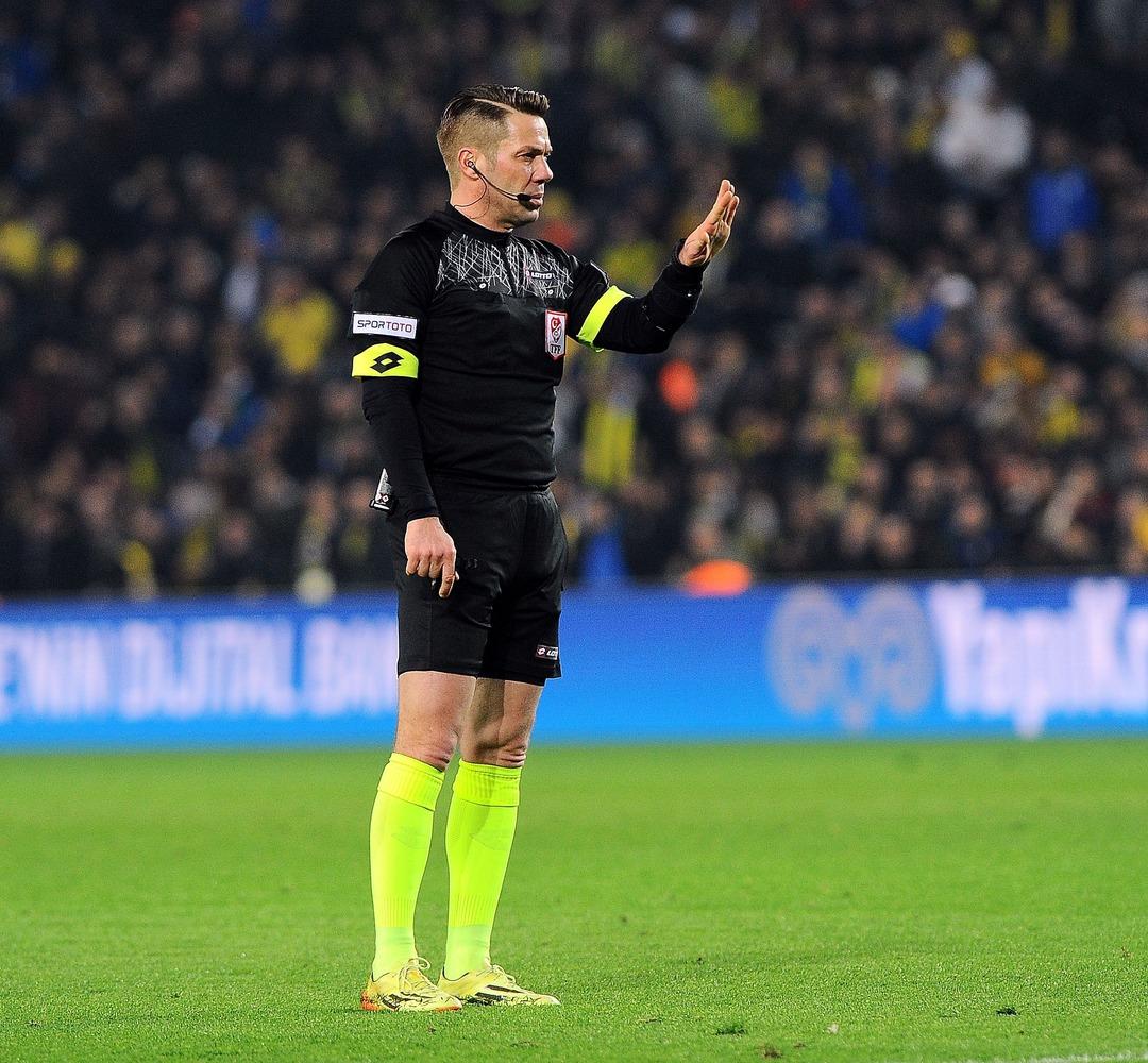 Fırat Aydınus'un Fenerbah&ccedil;e - Atiker Konyaspor ma&ccedil;ında verdiği kararlar tepki &ccedil;ekti