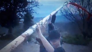 Şehit dedesinin mezarını buldu arkadaşlarıyla mezara bayrak dikti