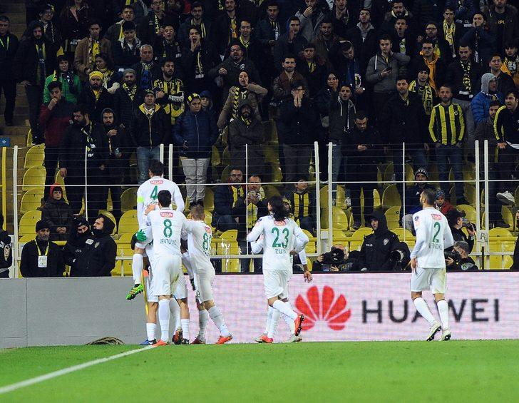 Bugün Fenerbahçe'nin hakem hakkında söyleyecek bir şeyi yok. Hatta VAR'a rağmen Fırat Aydınus, Konyaspor'u 10 kişi bıraktı. Jahovic, orada ayağını saklayamazdı.