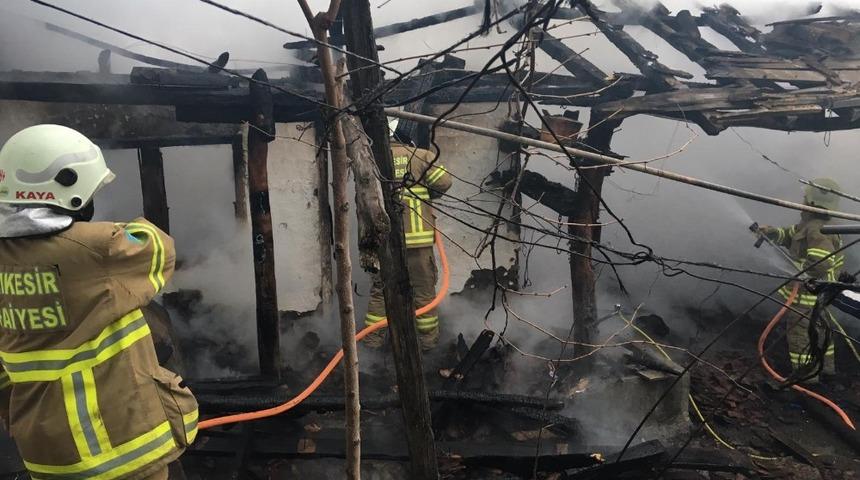 Kepsut&rsquo;ta yanan ev kullanılamaz hale geldi