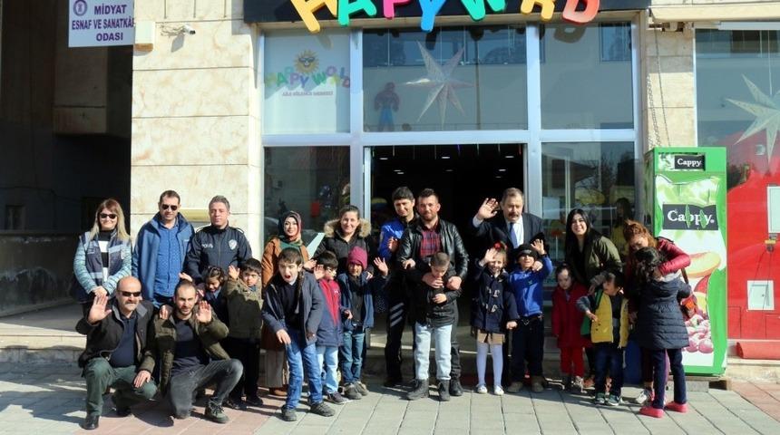 G&uuml;venlik g&uuml;&ccedil;leri engelli &ccedil;ocuklarla buluştu