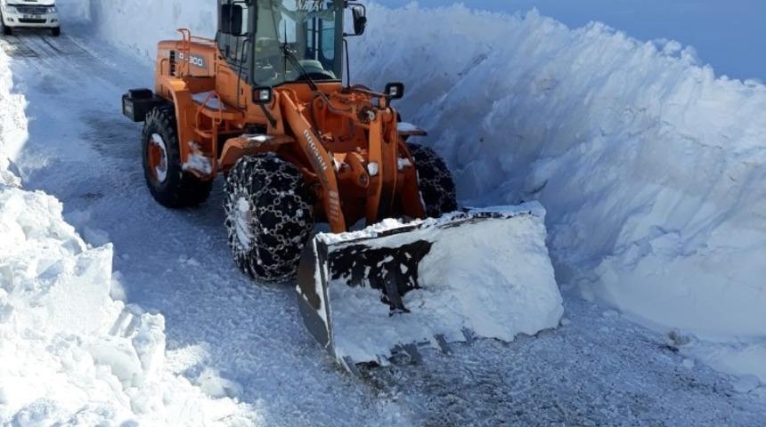 Sason&rsquo;da kar yağışı nedeni ile kapanan grup k&ouml;y yolları ulaşıma a&ccedil;ıldı