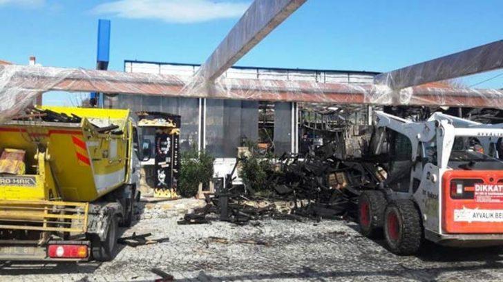 Cunda Adası'nda büyük yangın! Küle döndü  G3