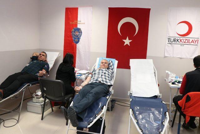 Eskişehir Emniyet Müdürlüğü personelinden kan bağışı