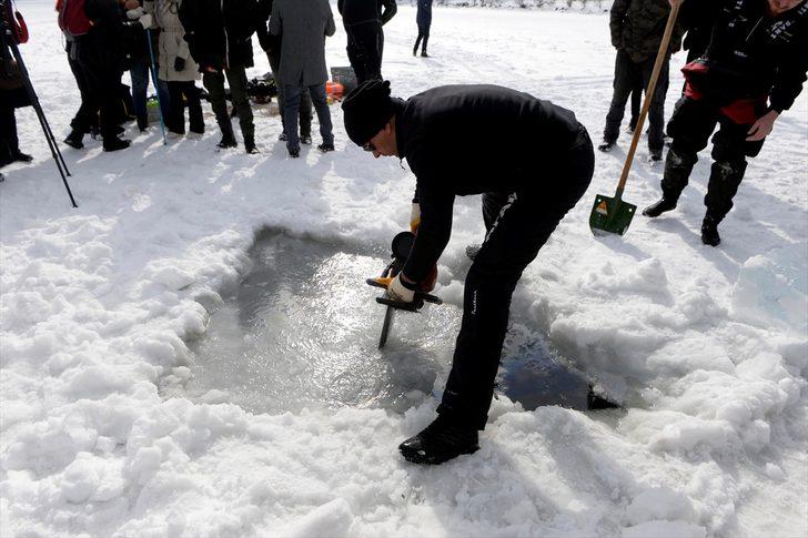 Buzla kaplı Çıldır Gölü'ne daldılar G1