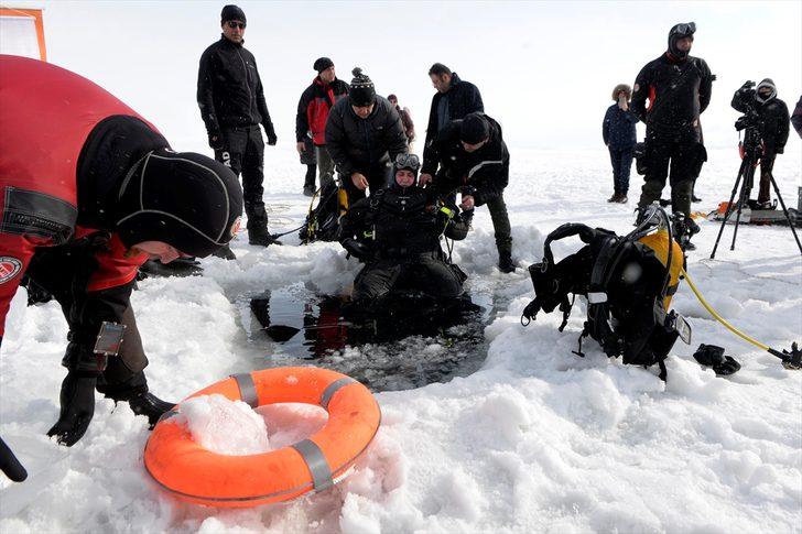 Buzla kaplı Çıldır Gölü'ne daldılar G2