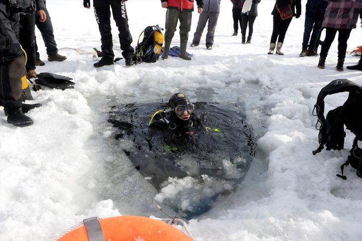 Buzla kaplı Çıldır Gölü'ne daldılar G3