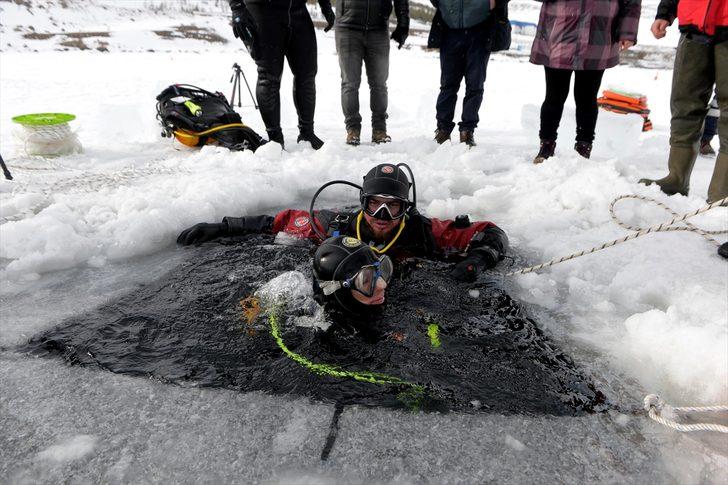 Buzla kaplı Çıldır Gölü'ne daldılar G4