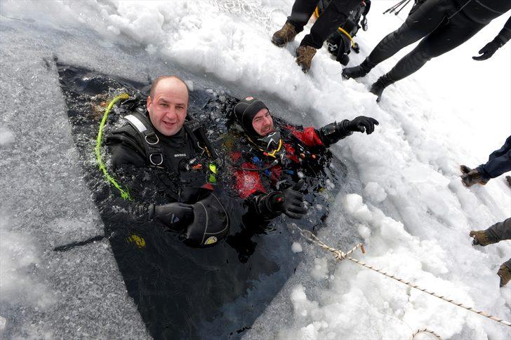 Buzla kaplı Çıldır Gölü'ne daldılar G5