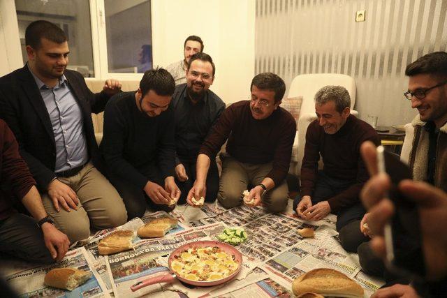 Nihat Zeybekci’den öğrencilere menemen sürprizi