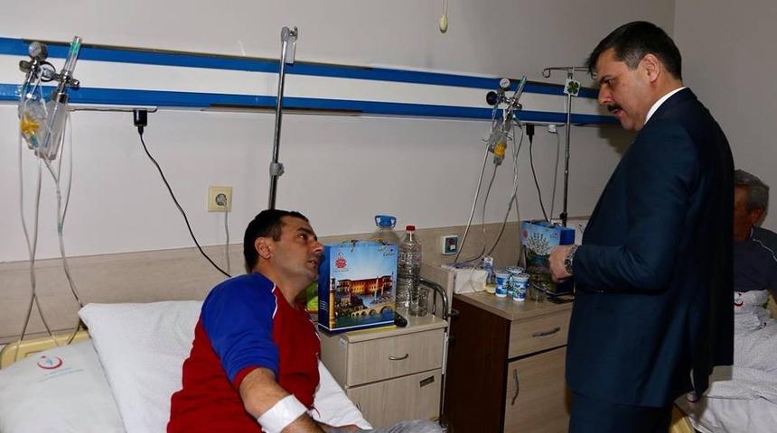 Vali &Ccedil;ift&ccedil;i&rsquo;den hasta ziyareti