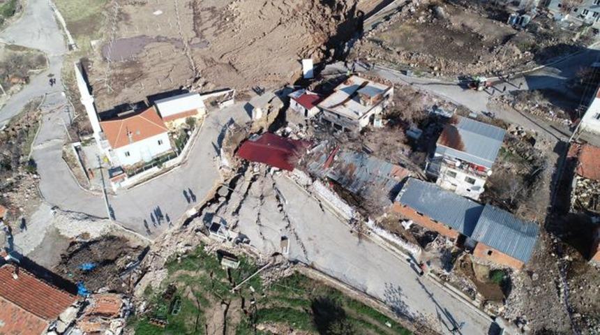 Bornova'da büyük tehlike! Köy ikiye bölündü