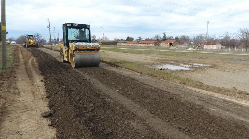 Odunpazarı Belediyesi k&ouml;ylerde yol &ccedil;alışmalarını aralıksız s&uuml;rd&uuml;r&uuml;yor