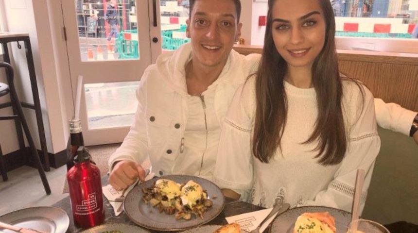Mesut Özil ve Amine Gülşe Diriliş Ertuğrul setinde... 