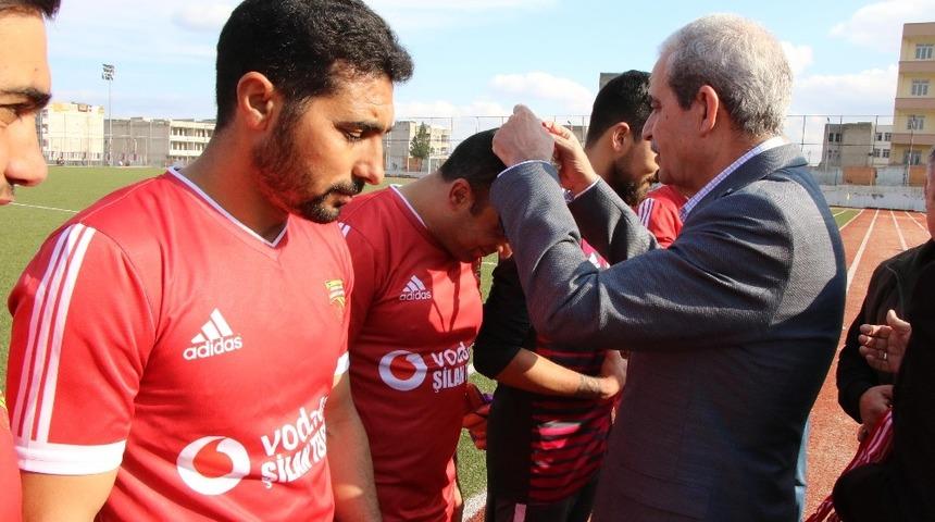 Viranşehir Sanayi Spor’un kupasını Başkan Demirkol verdi