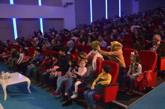 Kastamonu’da çocuklar aileleriyle birlikte tiyatronun tadını çıkarıyor